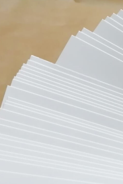 Cartón Duplex Rev. Blanco 77x110cm – 350gr